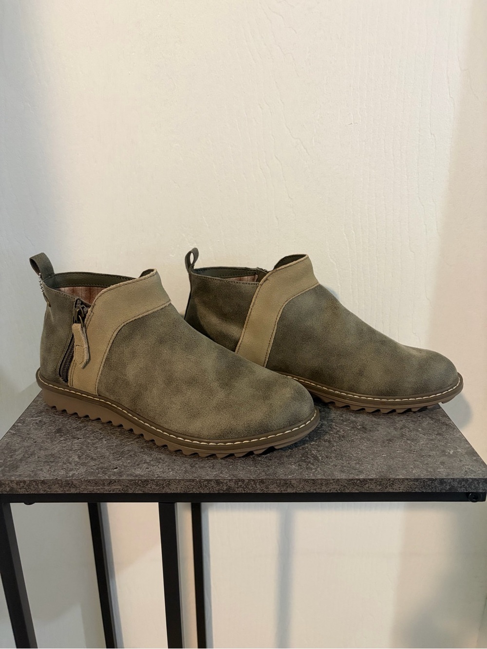 New without box Skechers arch fit Mojave booties size 9. Green leather